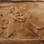 Ashurbanipal matando a un león